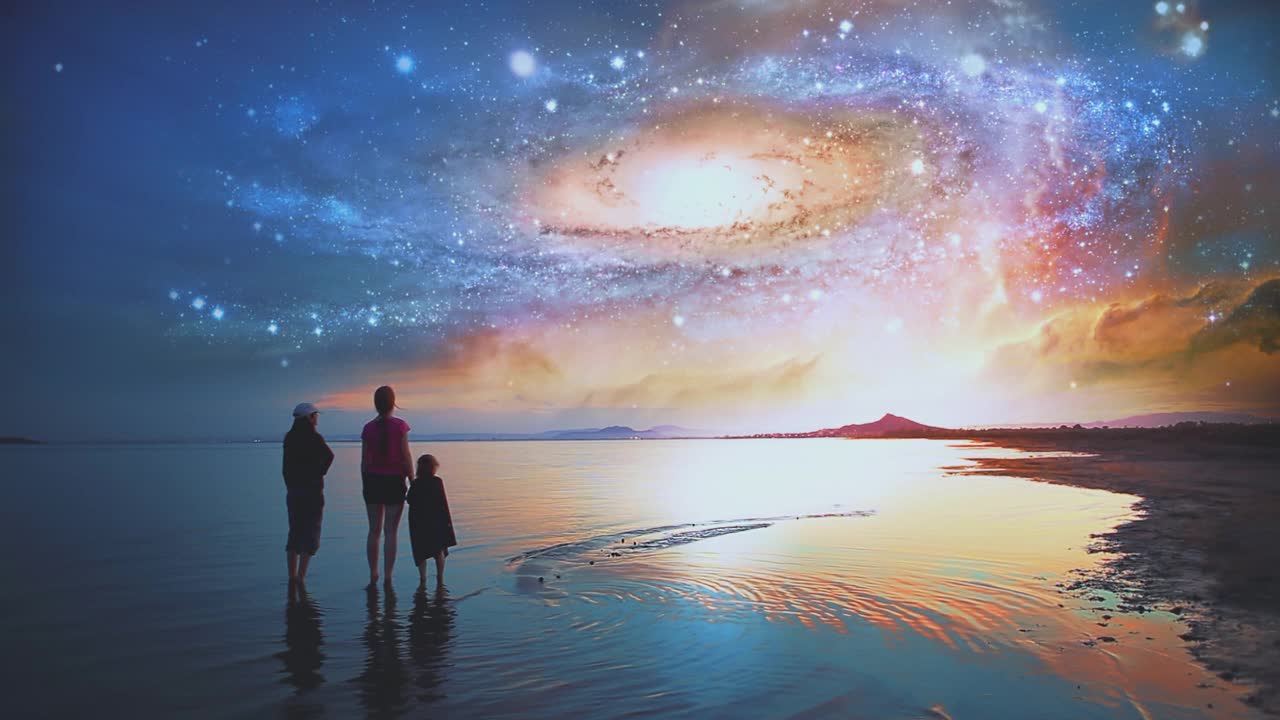 孩子们在某个遥远的外星星球的海岸上手牵着手看宇宙。美丽的电影场景。象征或希望，想象，未来。视频下载