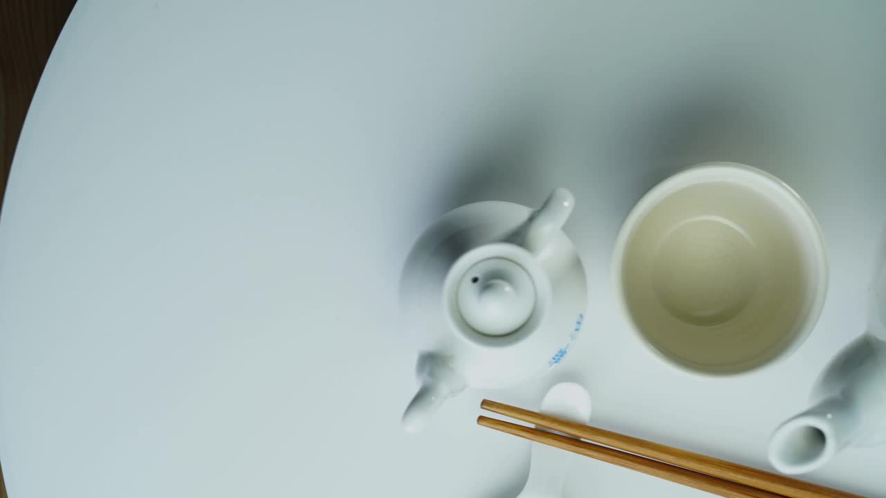 高角度的茶壶与茶杯和筷子视频素材