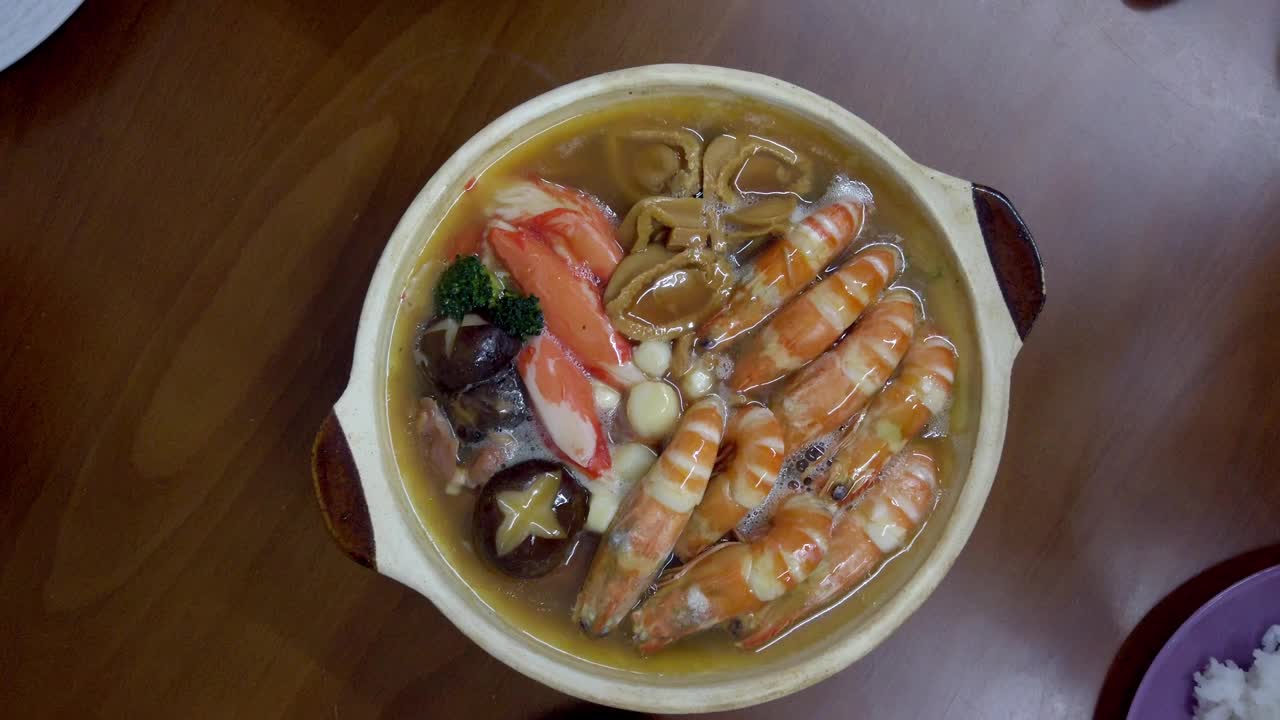 中国新年的传统食物盆菜团圆饭视频下载
