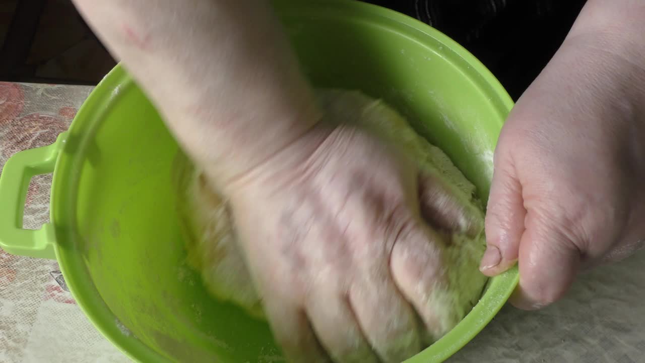 女面包师揉面团视频素材