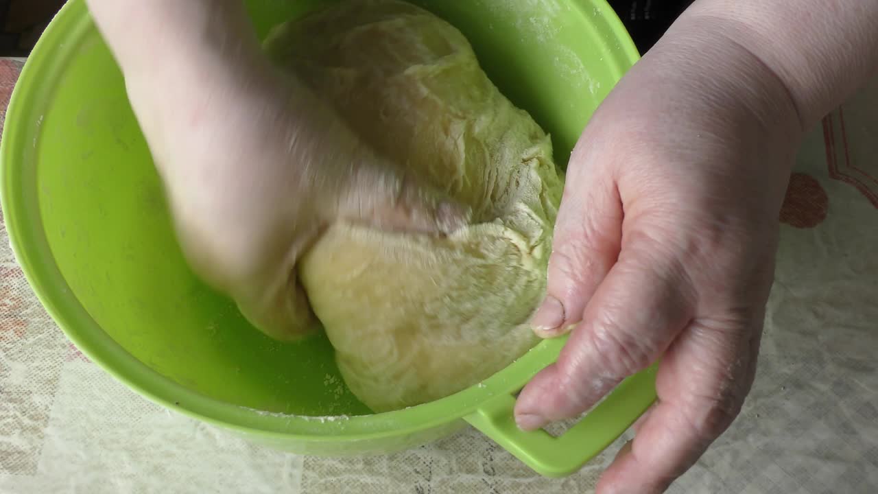 女面包师揉面团视频素材