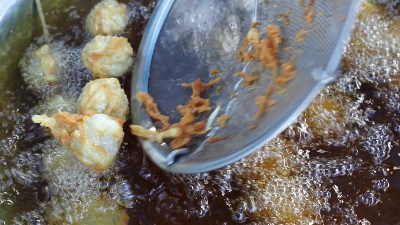 泰国街头小吃:炸肉丸视频下载
