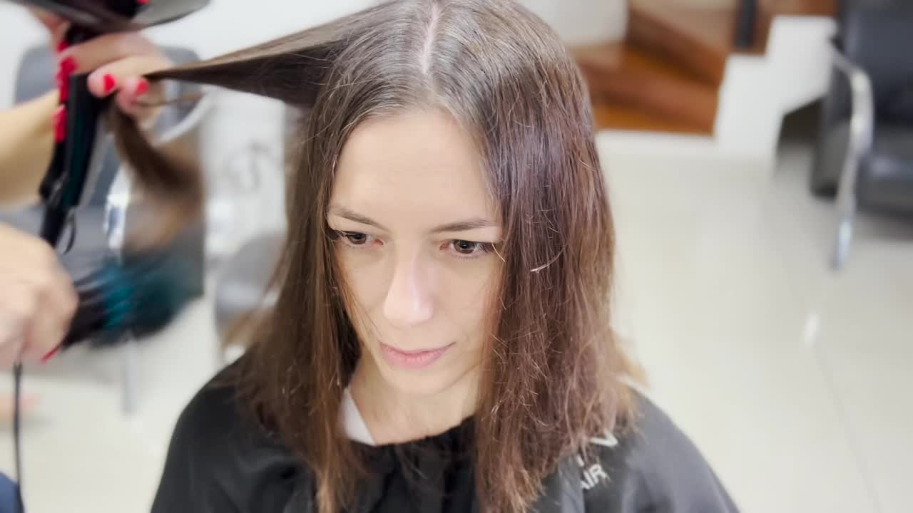 年轻的千禧女孩在美容院理发的肖像视频下载