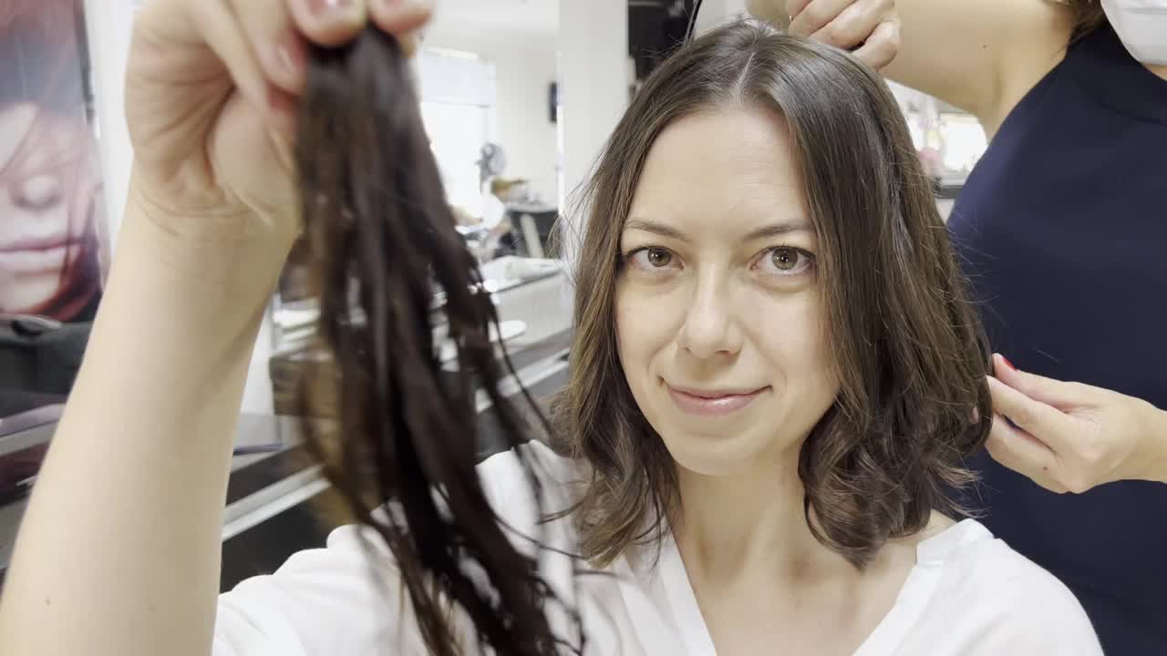 白人妇女看着头发剪在眼睛变化视频素材