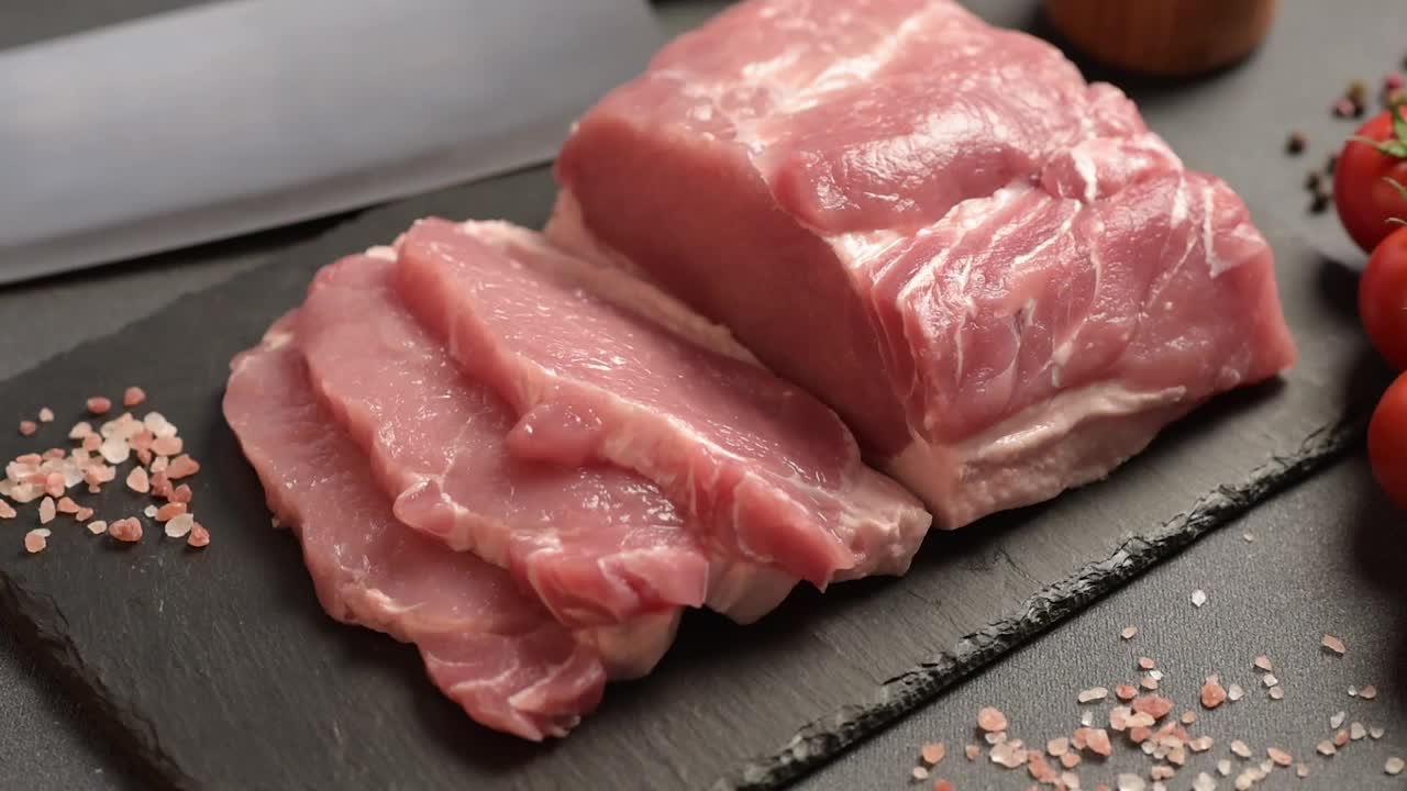 生猪肉排放在砧板上，配上香草和香料视频素材