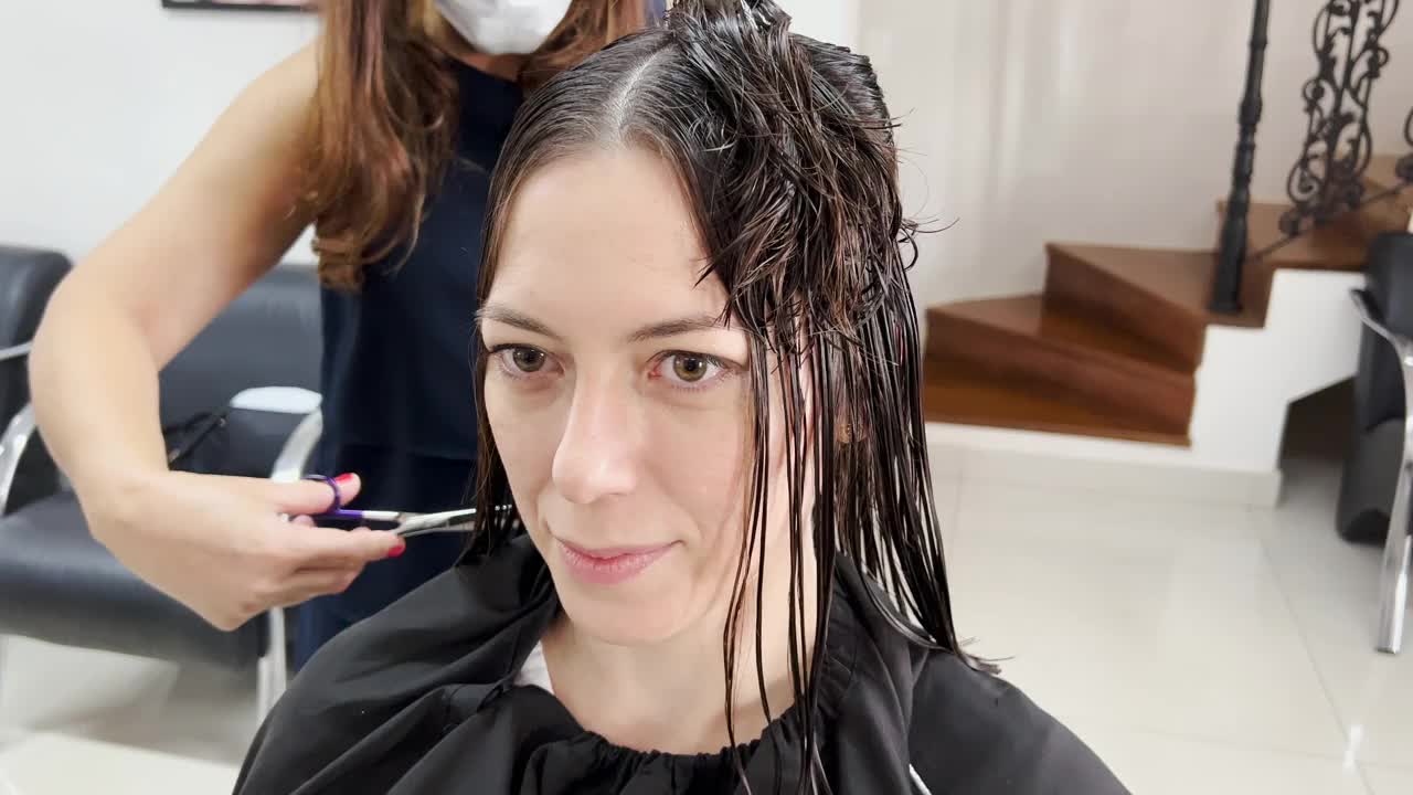 美发师在美容院为美女理发视频素材