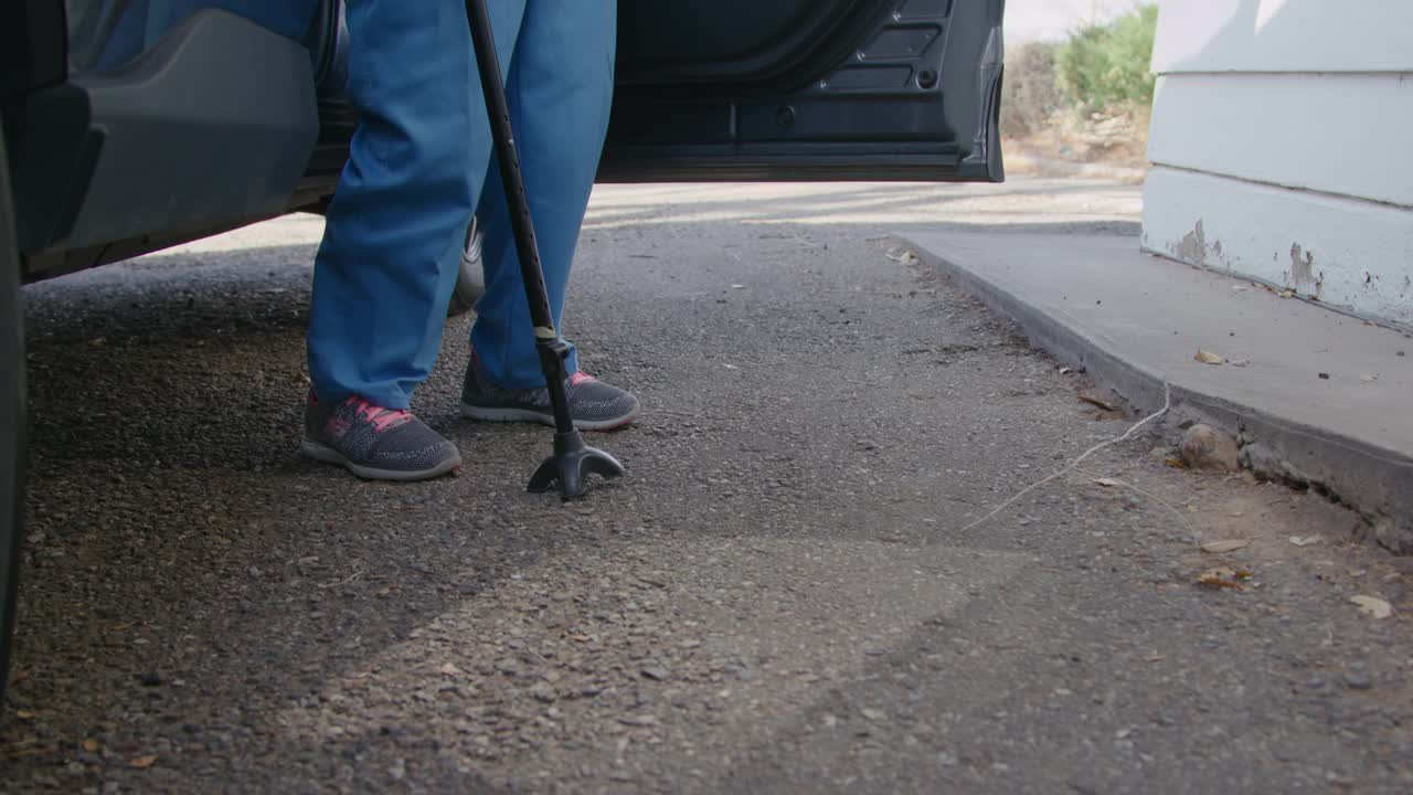 一个独立的老年妇女下车后站着的手持升降镜头视频下载