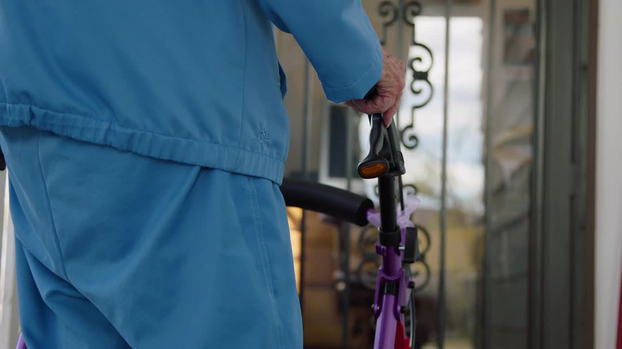 一个人站在一个移动助行器和看着一个家庭的前门上的驱逐通知视频下载