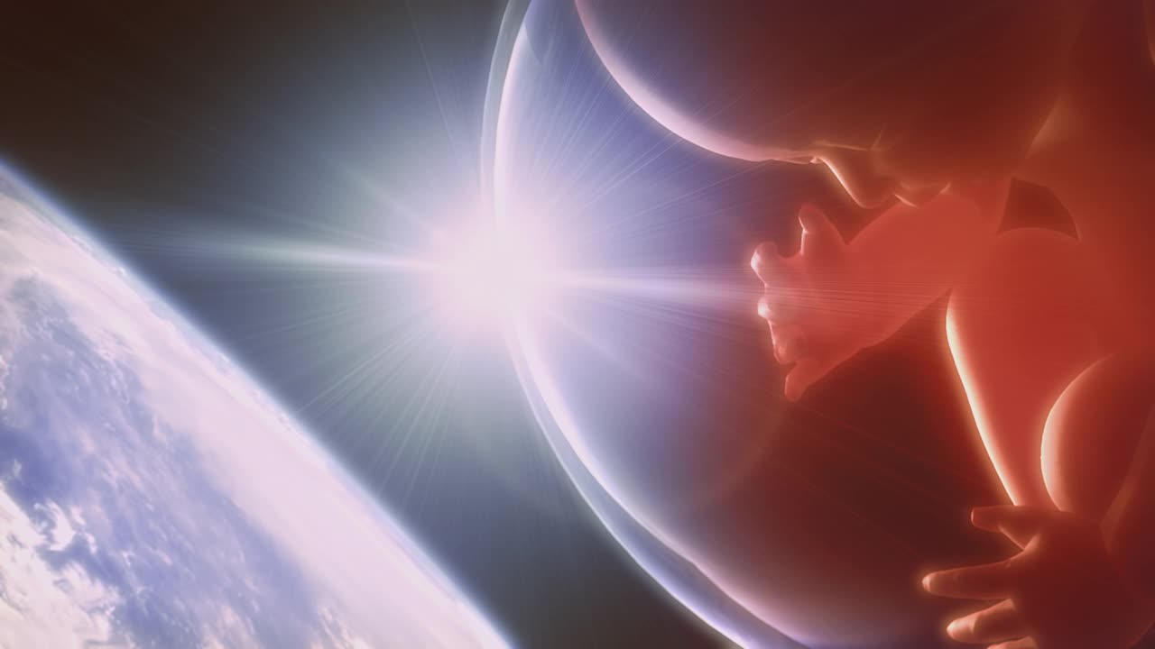 人类胎儿被一个气泡环绕，缓慢地漂浮在地球表面，上面有明亮的太阳耀斑。科幻题材的电影影片。视频素材