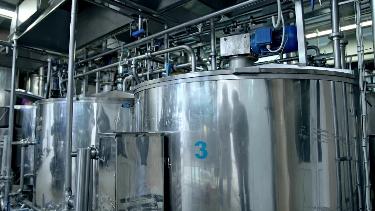 不锈钢奶酪工厂储存。现代cheesemaking技术。视频素材
