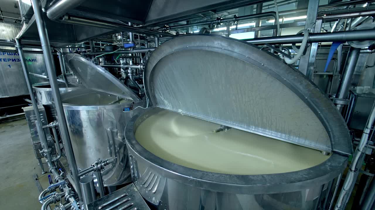 制造奶酪的大工厂。乳制品奶酪制造工业。视频素材