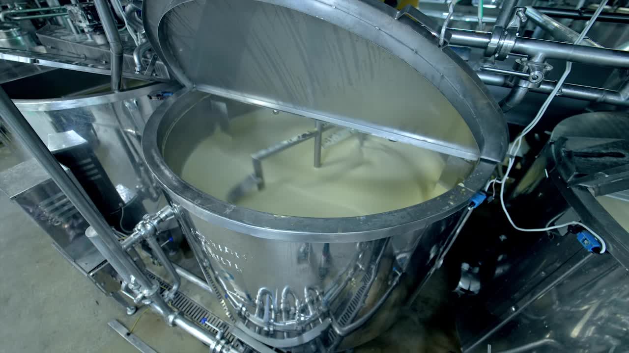 乳制品奶酪制造工业。制造奶酪的大工厂。视频素材