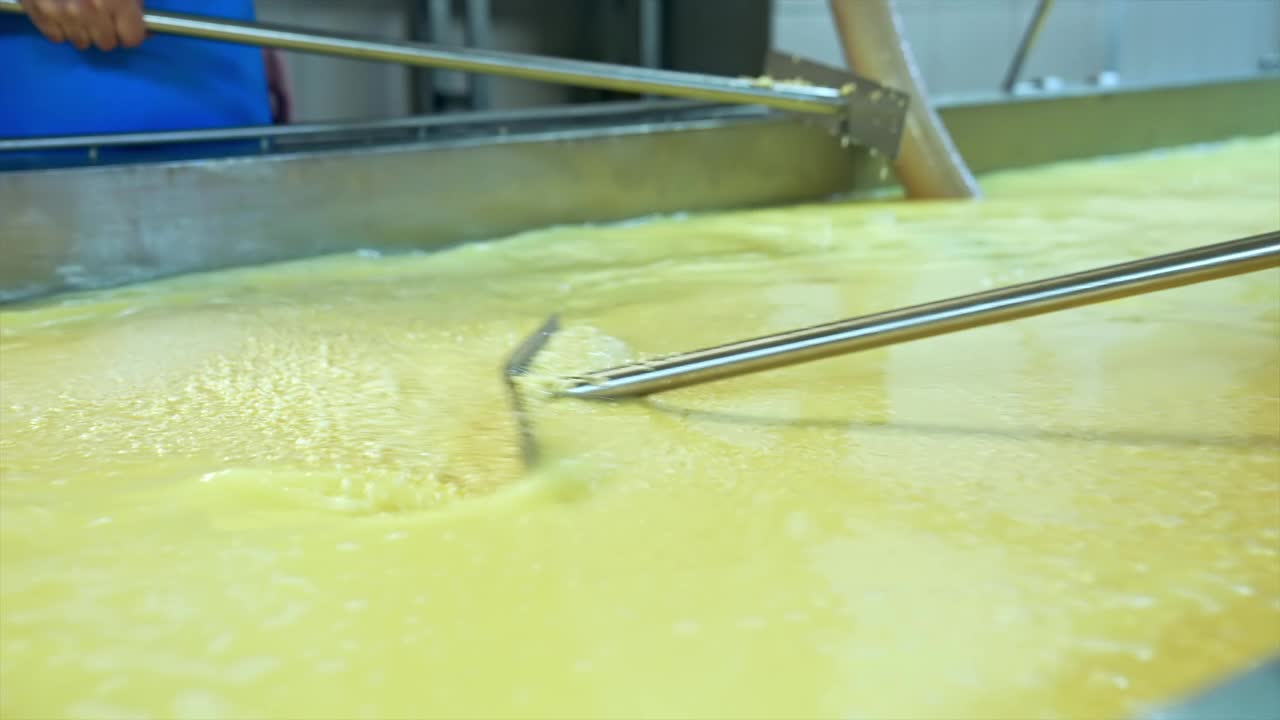 牛奶生产厂家制造。食品现代有机工业过程。视频素材