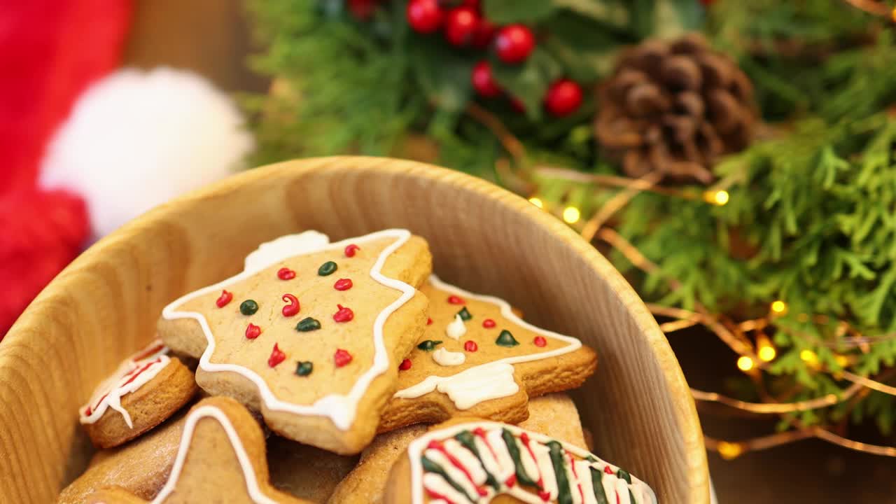 近距离的传统圣诞姜饼饼干装饰滚动木制弓视频素材