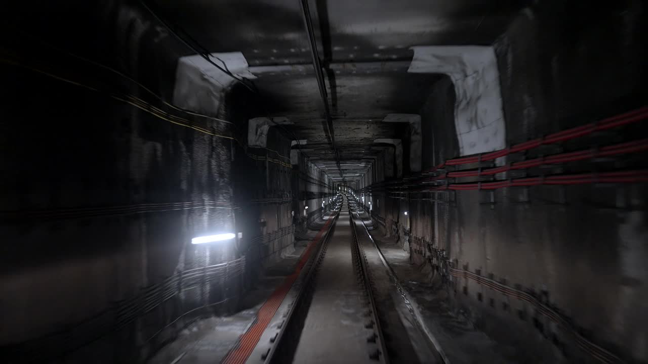 无人驾驶地铁列车通过地下隧道的前舱视图。自动化先进的交通系统，美国纽约地铁视频下载