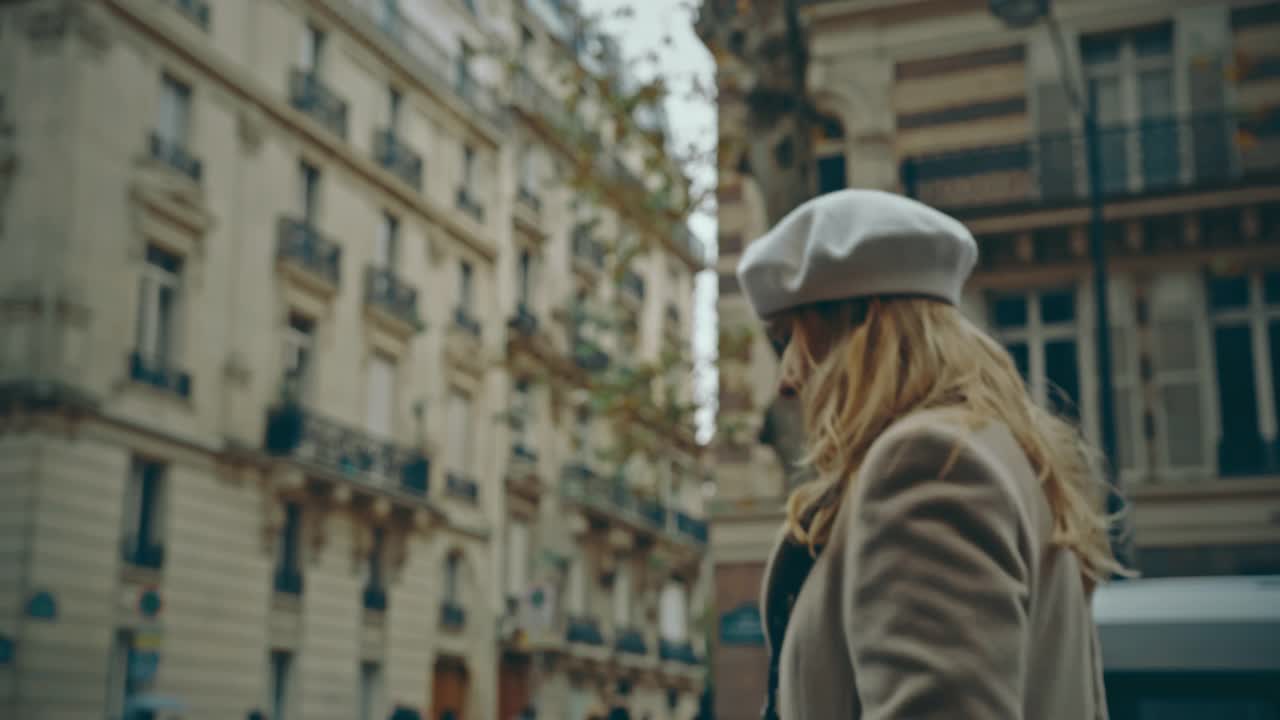 一个法国女人走在街上，看着埃菲尔铁塔视频下载