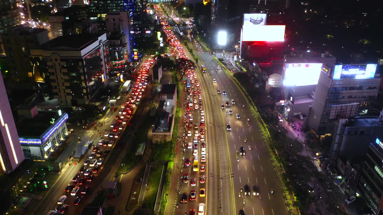 雅加达夜间交通堵塞的鸟瞰图视频下载