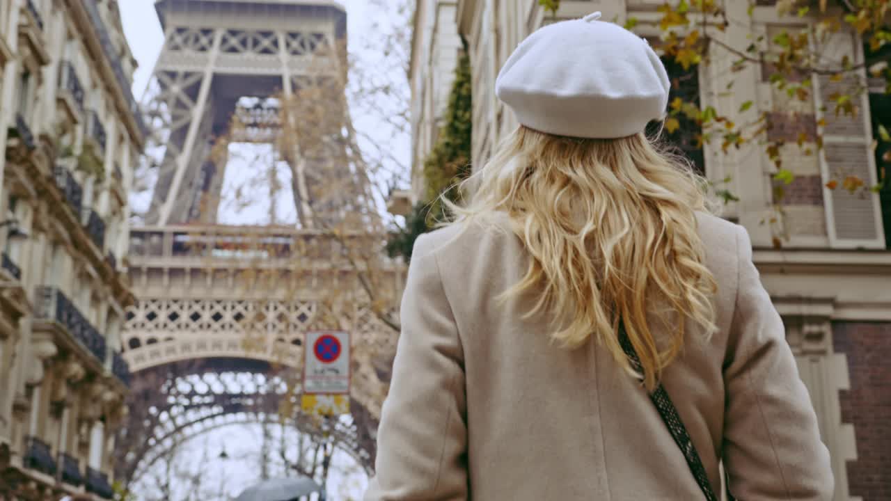 一个法国女人走向艾菲尔铁塔视频下载