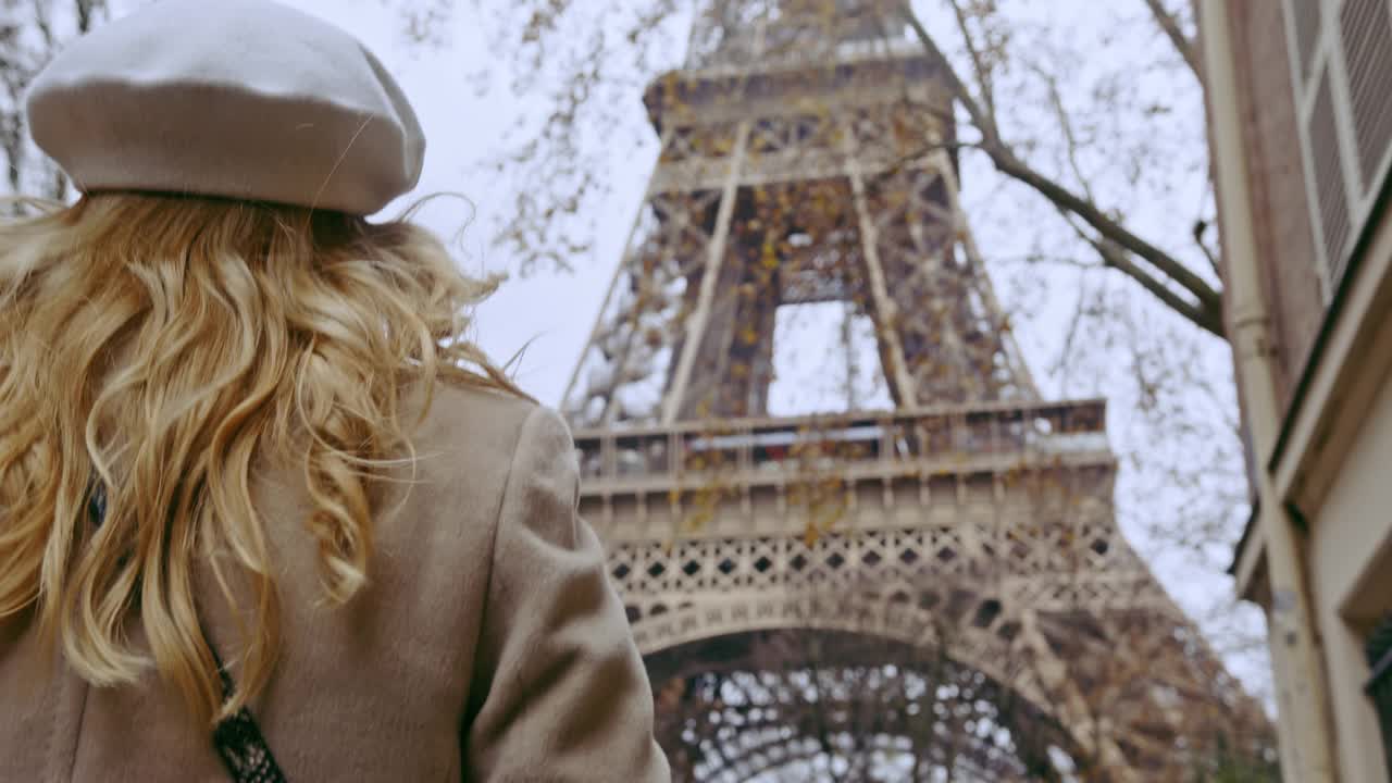 一个法国女人走向艾菲尔铁塔视频下载
