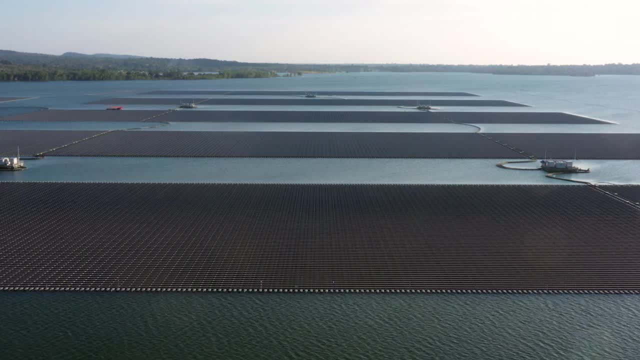 鸟瞰图浮动太阳能电池电站利用太阳能电池在湖中发电，浮动太阳能电池板和电池平台在水上生态能源，可替代可再生能源。视频素材