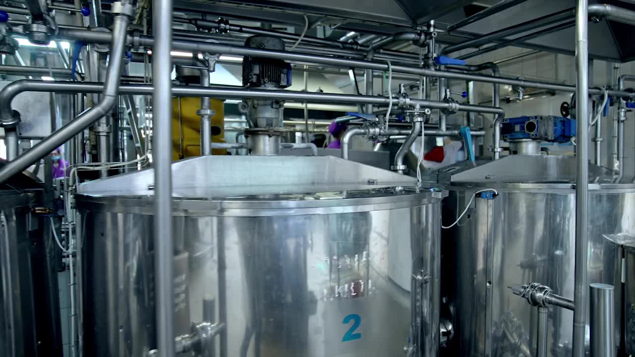 工业有机食品制造工艺。现代化灭菌牛奶生产工厂。视频素材
