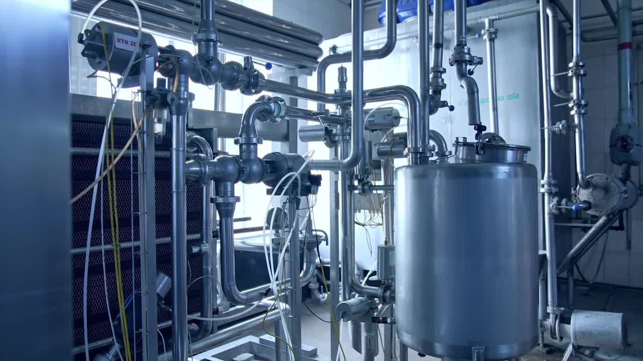 现代化的牛奶工厂用不锈钢管。钢铁大型乳品厂技术。视频素材
