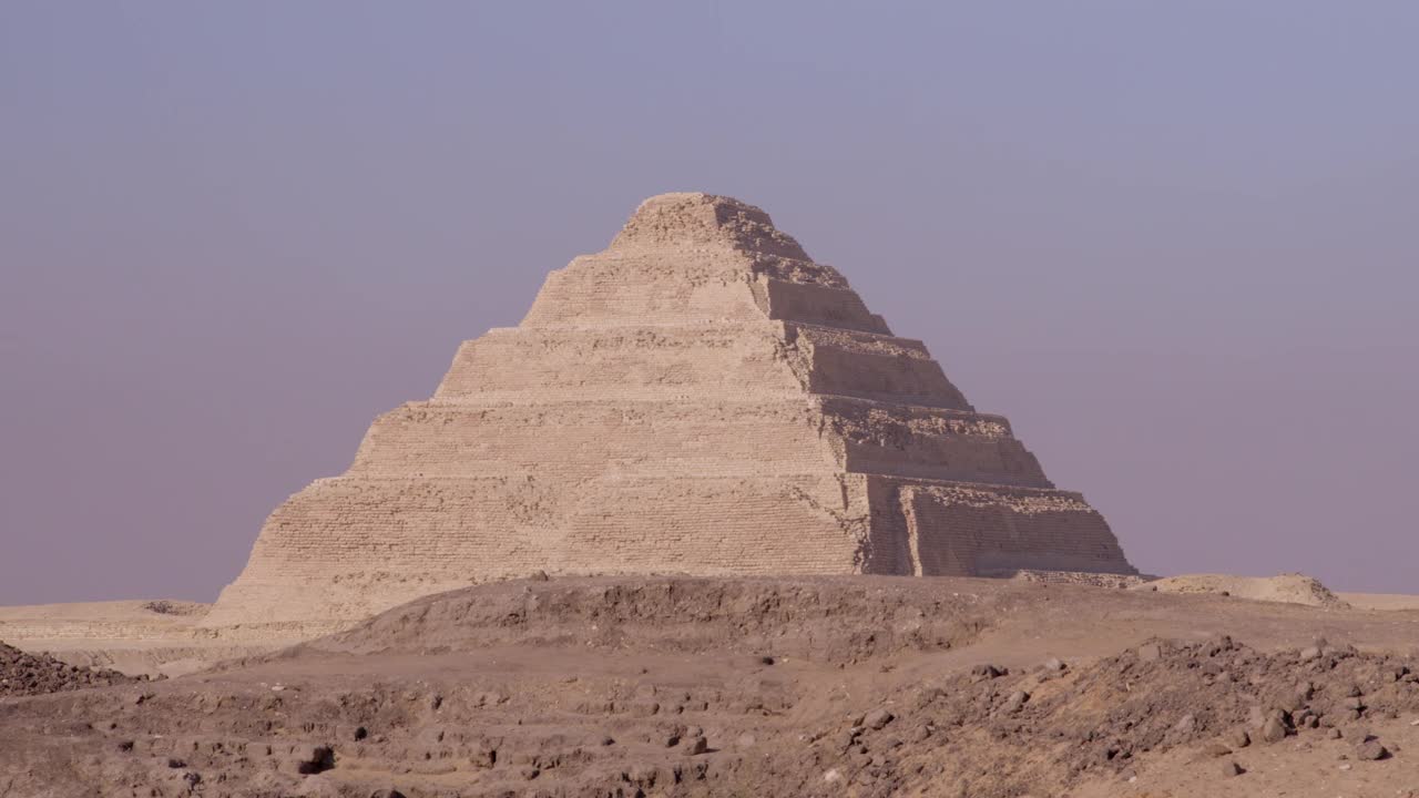 塞加拉高原上乔泽阶梯金字塔的全景视频下载