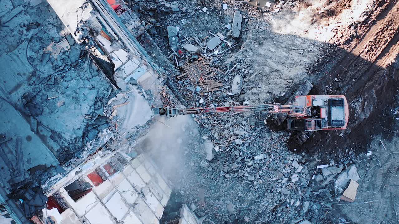 自然灾害拆除建筑。地震房屋被毁鸟瞰图。视频素材