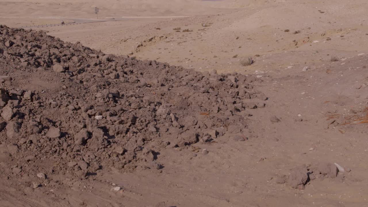 向上倾斜拍摄的塞加拉高原上的卓瑟阶梯金字塔视频素材
