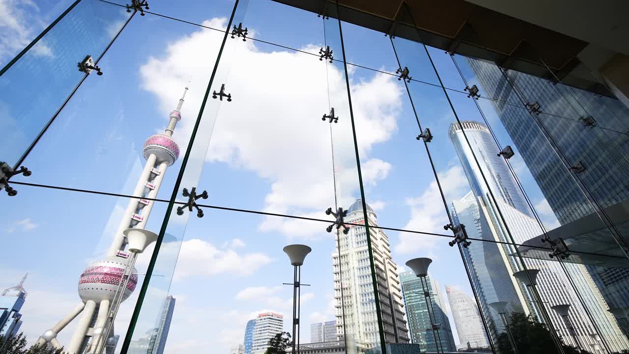 东方明珠塔和玻璃幕墙的现代建筑视频素材