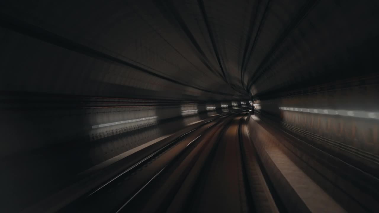 快速超视点，从前方窗口看到地铁隧道中移动的无人驾驶列车。在现代城市里乘地铁。地铁车厢沿着路线的长镜头。交通系统视频下载