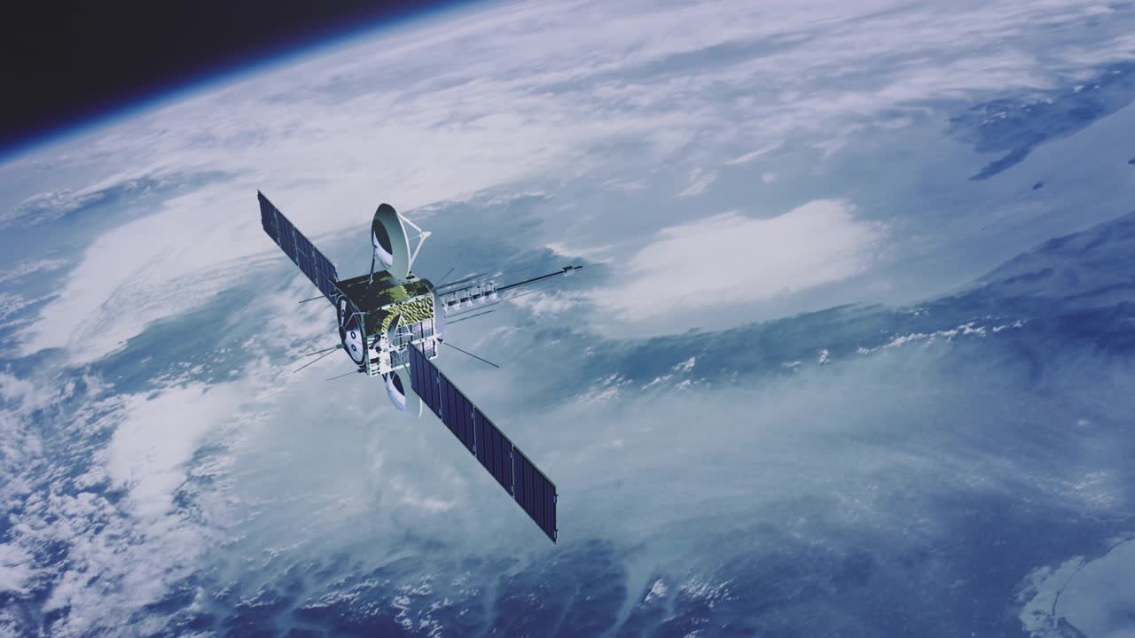 地球轨道气象、军事或通信卫星。行星表面在背景中缓慢移动。视频下载