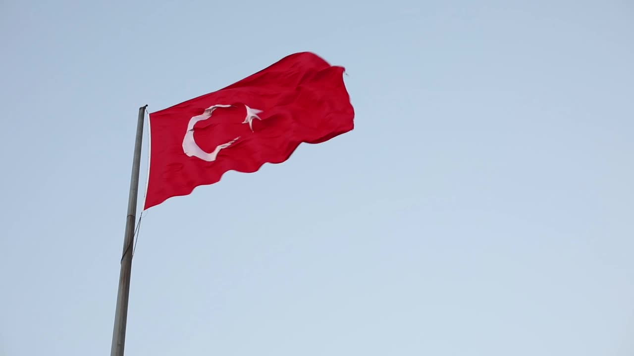 旗杆上飘扬的土耳其国旗视频素材