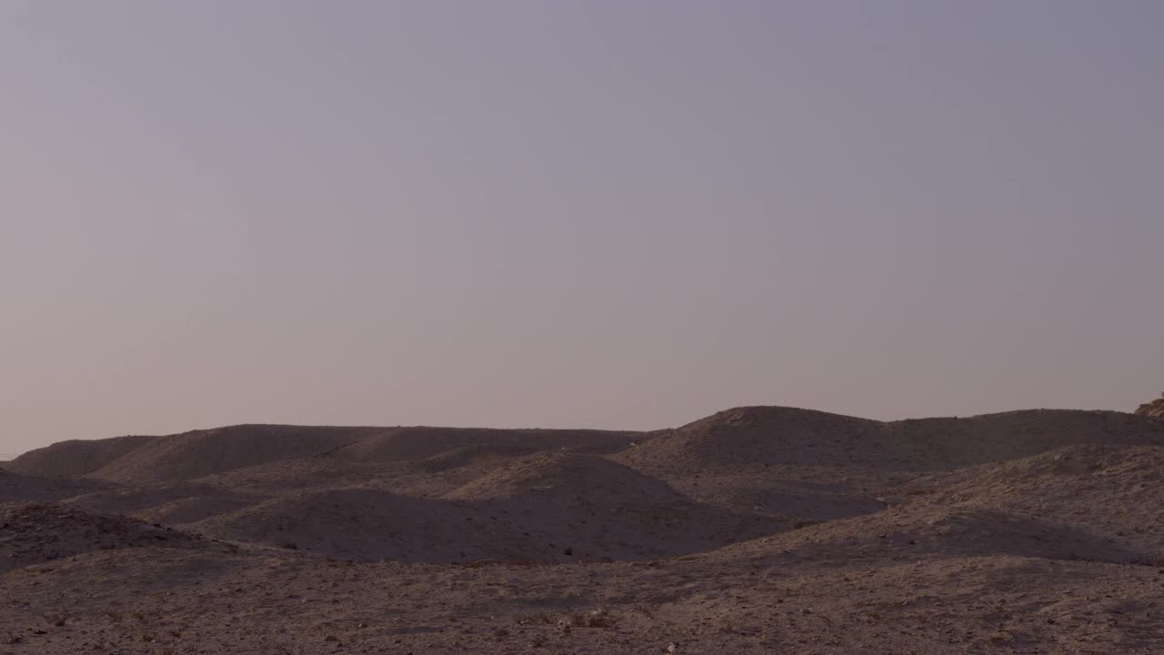 径直来到塞加拉高原上的Userkaf金字塔视频素材