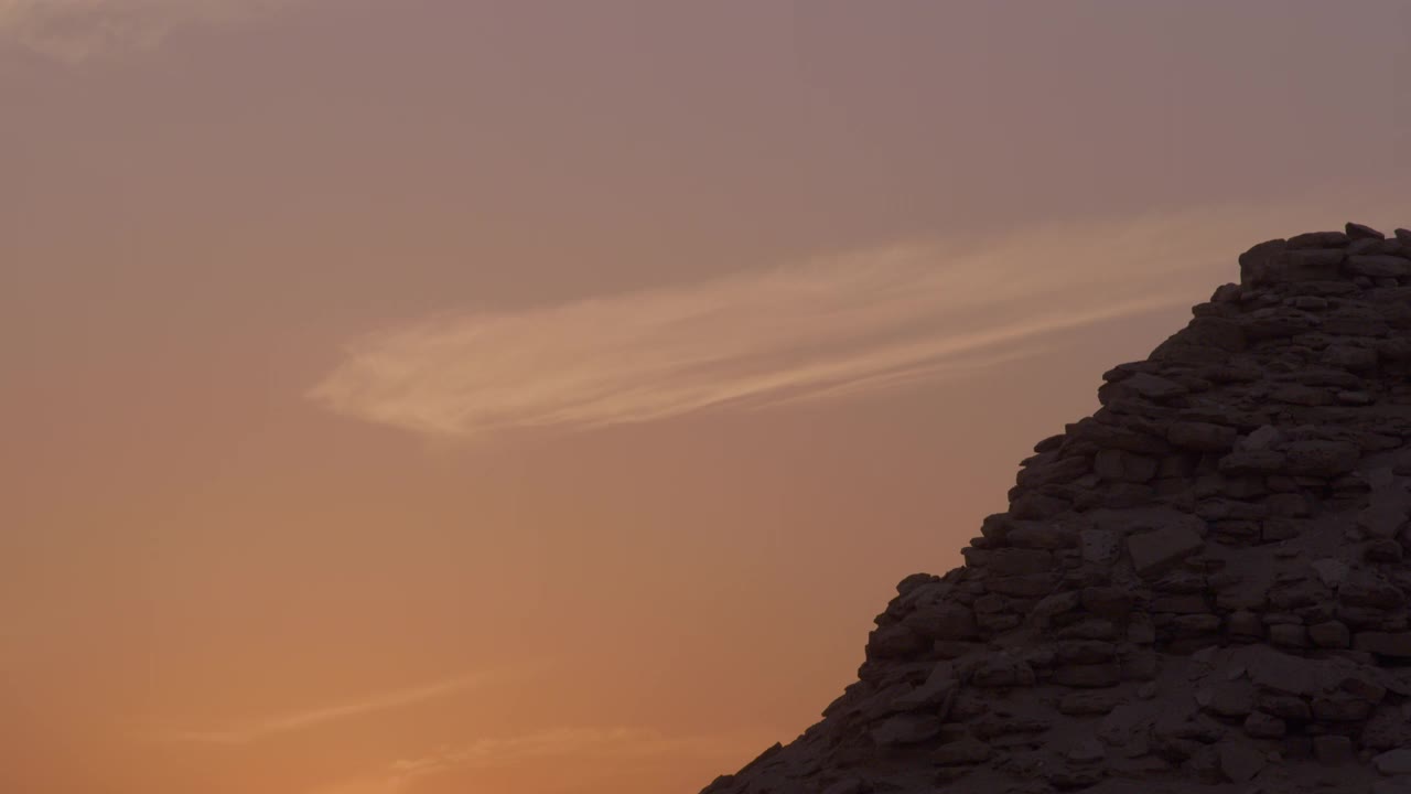 向下倾斜拍摄的太阳落在Userkaf金字塔后面视频素材