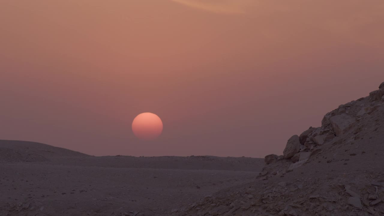 静态拍摄的太阳落在Userkaf金字塔后面视频素材