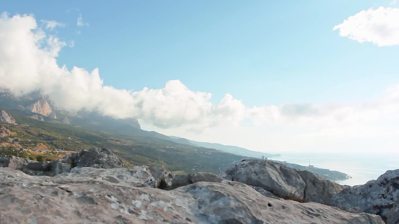在风景如画的岩石山脊上徒步旅行视频素材