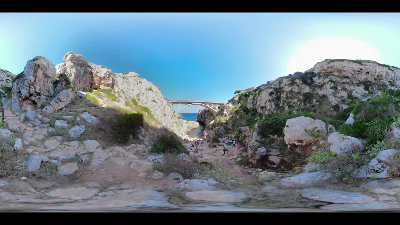 360 VR /人在峡谷德尔乔洛的小海滩视频素材