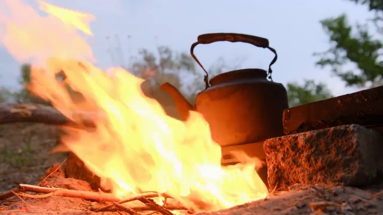 暮光旅游营中站在篝火上的老游客水壶视频素材