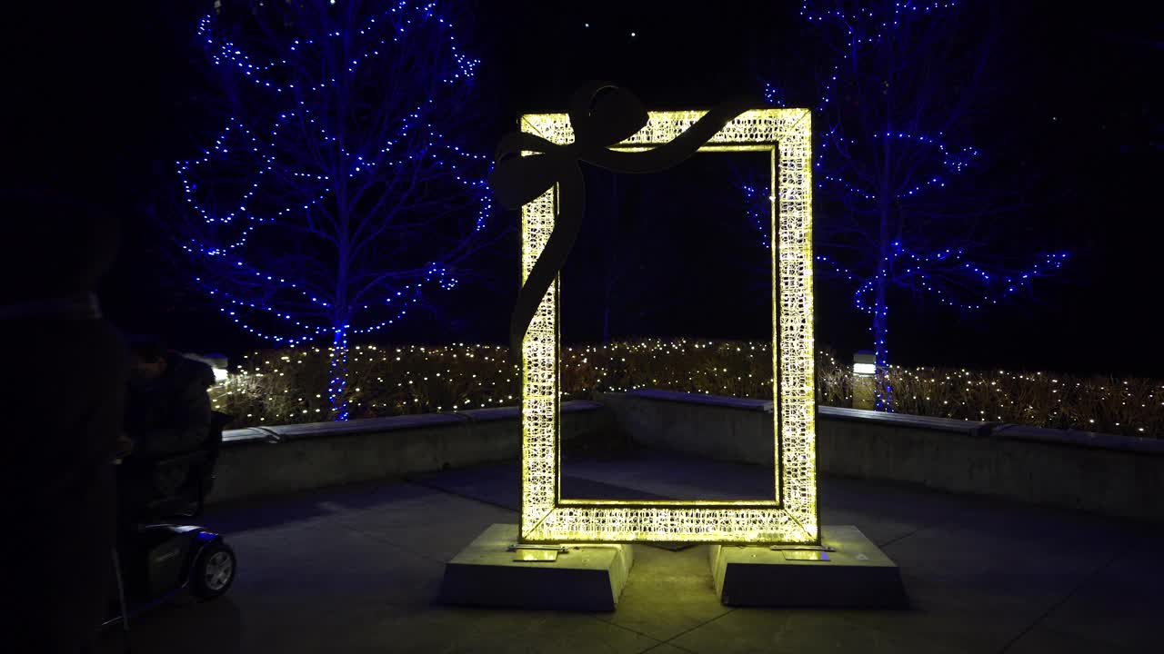 尼亚加拉瀑布年度户外照明节，装饰街道元素的圣诞节圣诞节假期视频下载