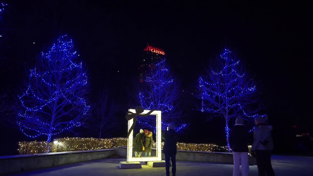 尼亚加拉瀑布年度户外照明节，装饰街道元素的圣诞节圣诞节假期视频下载