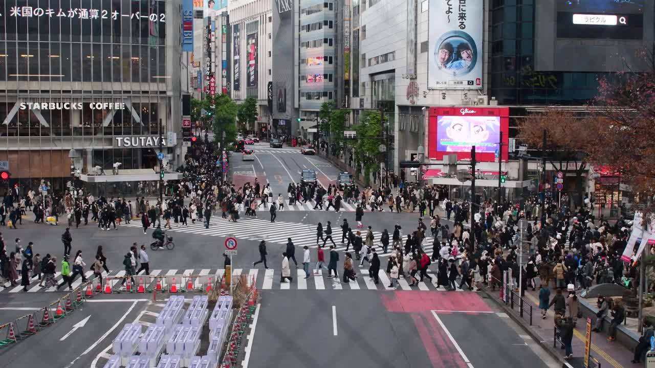 东京涩谷的紧急十字路口视频素材