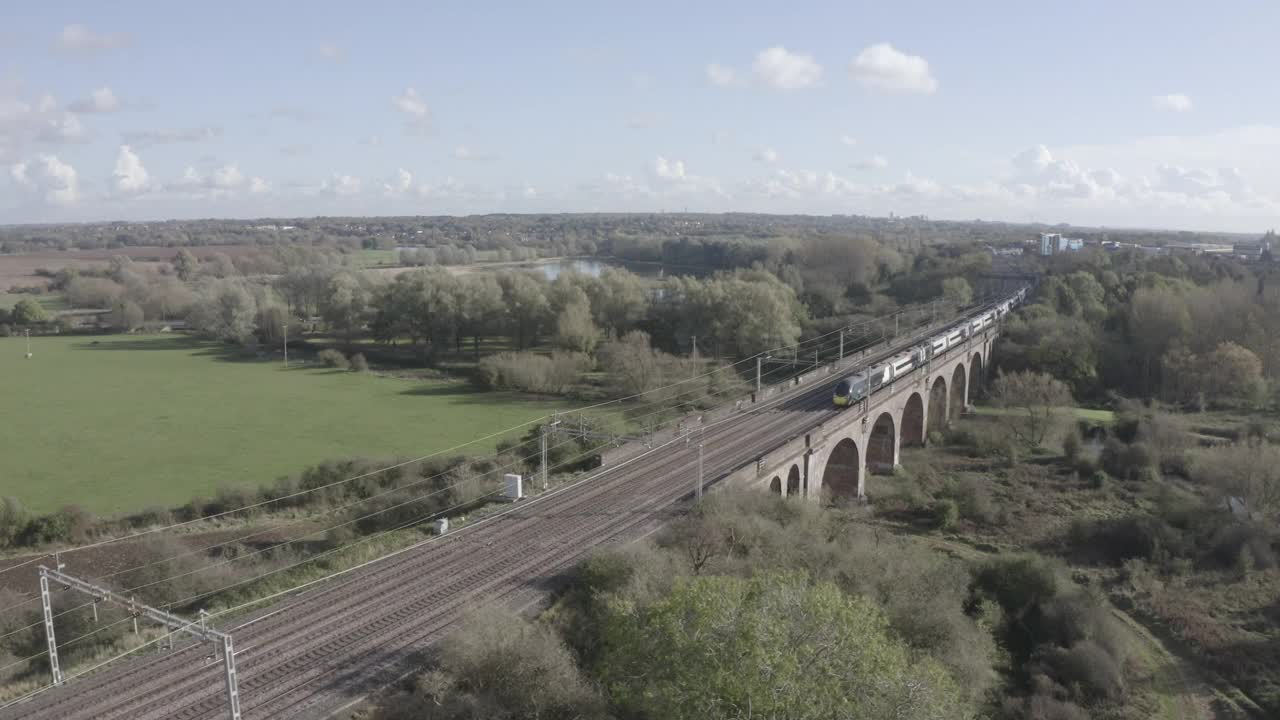 英国中部晴朗的日子里的高架桥视频下载