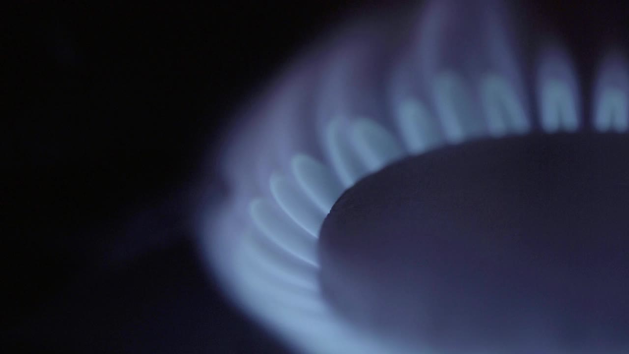 煤气炉上加煤气炉里的火的特写镜头视频素材