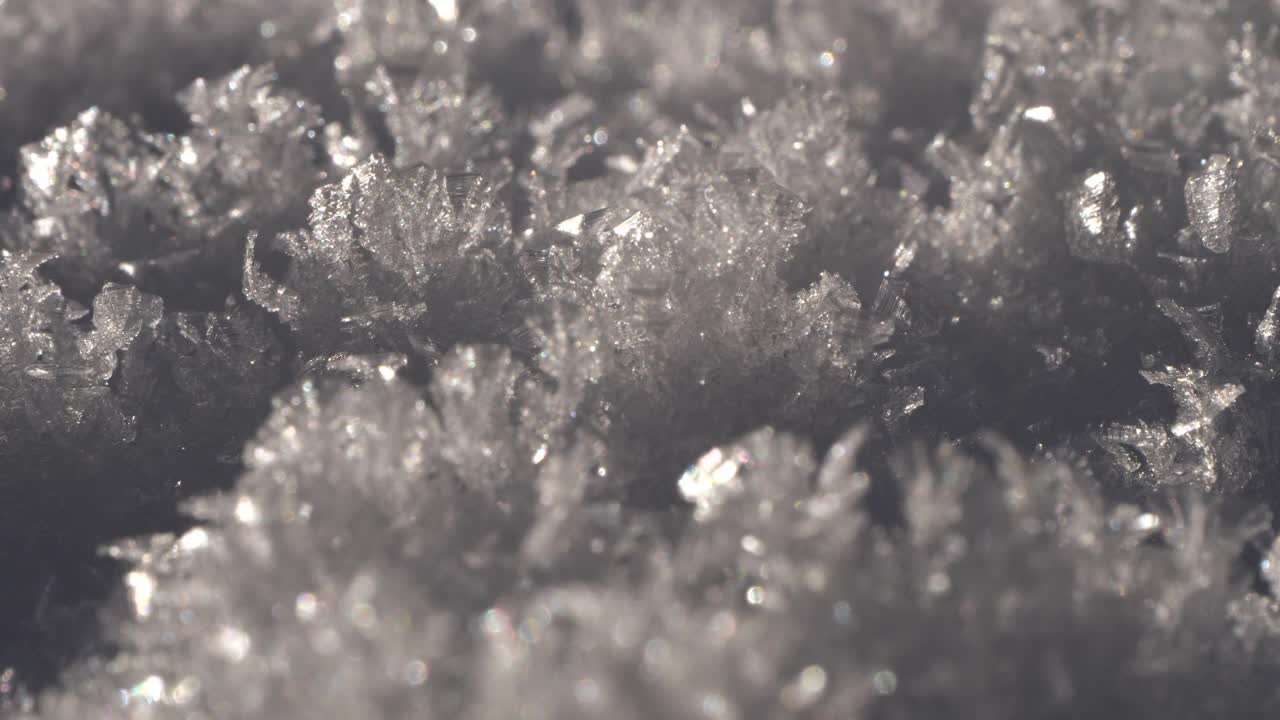微距拍摄的雪花覆盖在积雪上，在冬天形成了冰晶视频下载