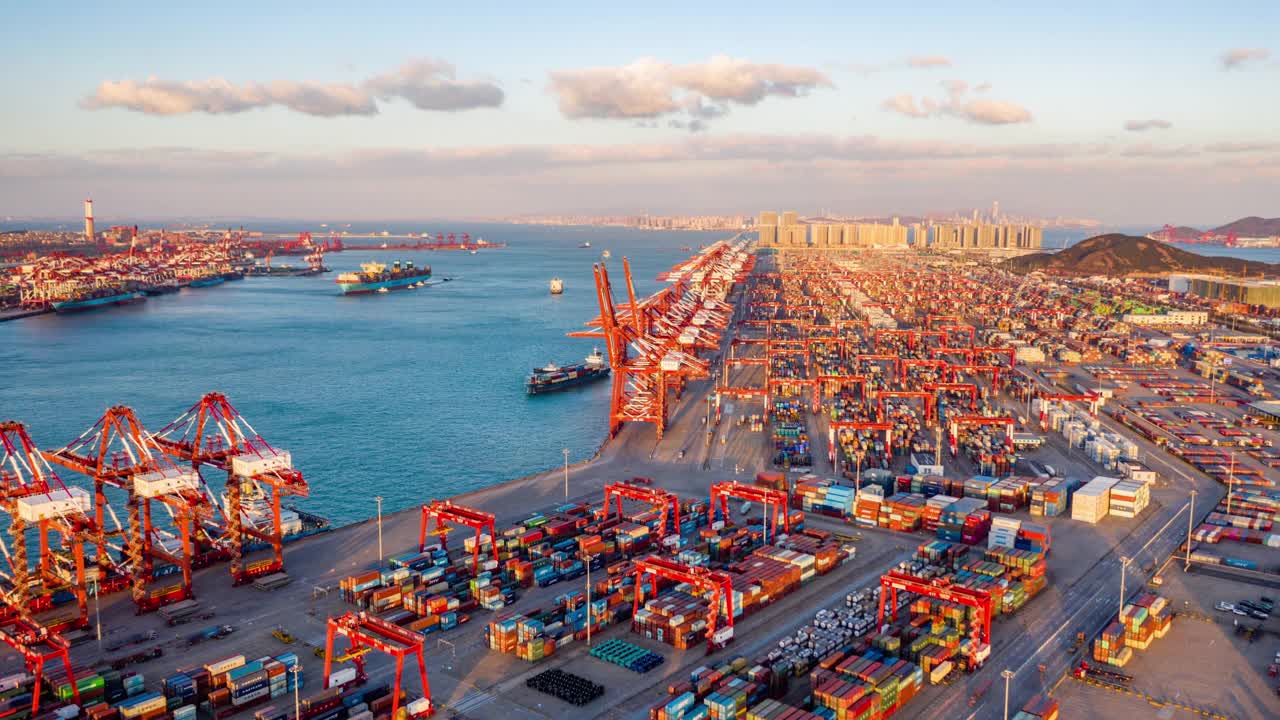 快速运动时间推移。无人机航拍集装箱货船在青岛市码头商港、商务物流与运输业的航拍视频素材