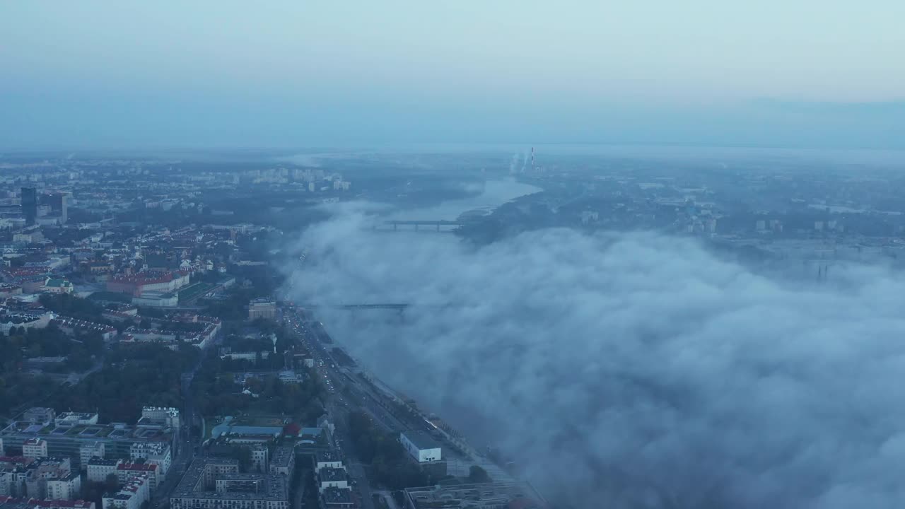 维斯瓦河上空的雾的空中全景镜头。两岸的建筑。蓝色调的晨景。波兰华沙视频下载