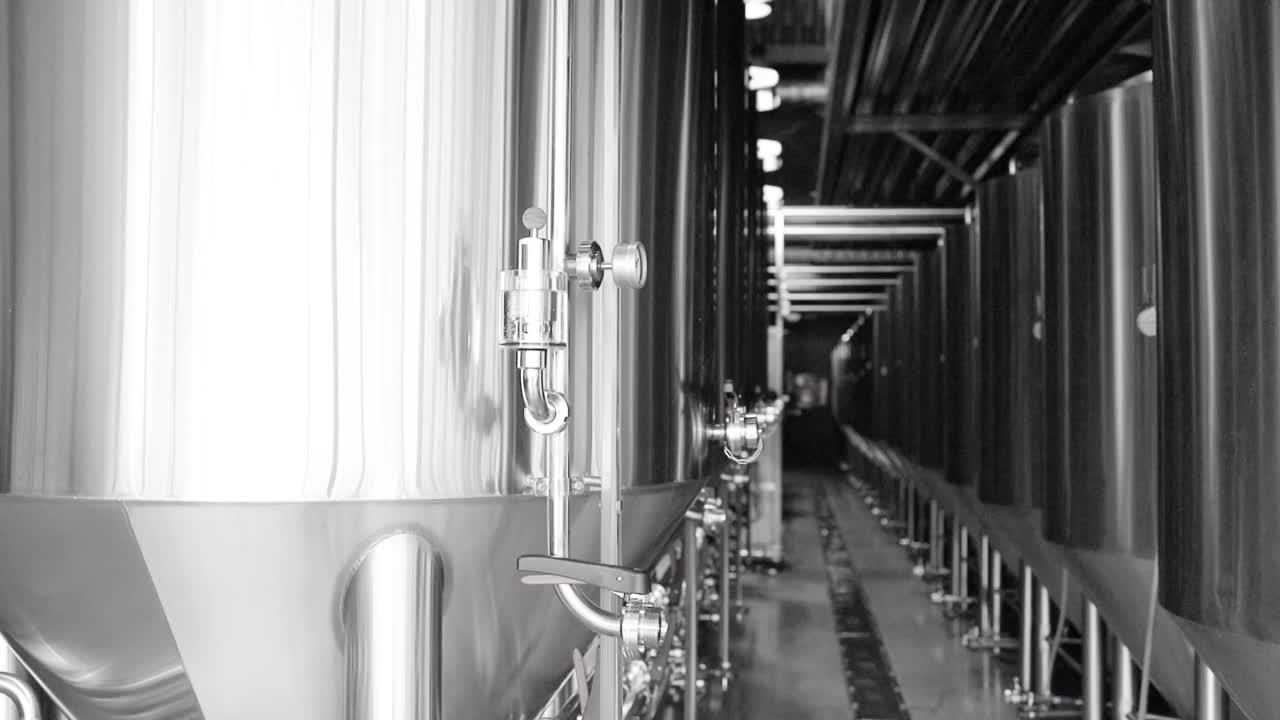 私人微型啤酒厂精酿啤酒生产线。现代化的啤酒厂，有不锈钢制的啤酒壶、管子和罐视频素材