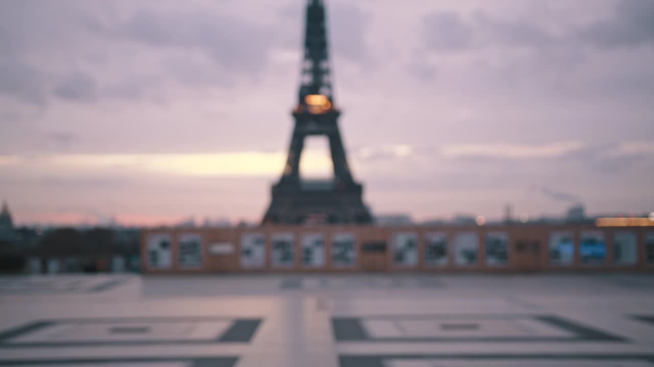 巴黎埃菲尔铁塔，一对深情的情侣拥抱在一起视频下载