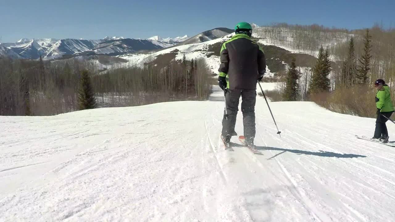 男性截肢残疾人滑雪2021年视频素材